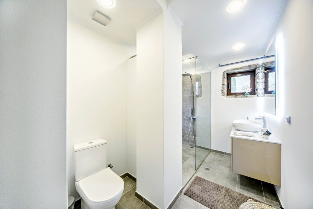 1level-bathroom-0001-roula-rouva-corfu-real-estate
