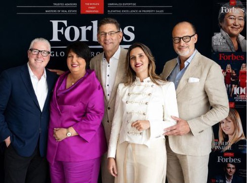 Η Ρούλα Ρούβα με συνεργάτες της Forbes Global Properties στη συνάντηση του δικτύου