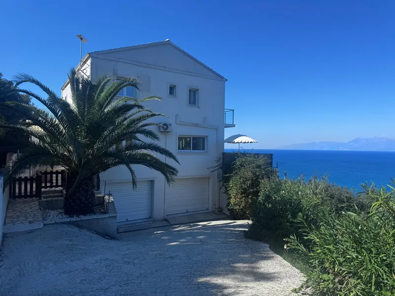 Villa mit beheiztem Pool und vier Schlafzimmern mit Bad in Karousades, Korfu (RR7511)