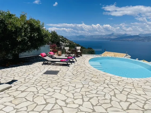 Βίλα με πισίνα και θέα θάλασσα στις Λούτσες (RR7360)